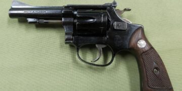 Control vehicular en Autopista Córdoba-Rosario km 410: imputado por portar arma de fuego de uso civil condicional, con documentación vencida