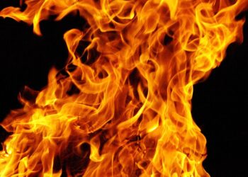 Incendio de un Peugeot 206