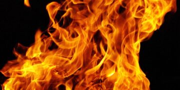 Incendio de un Peugeot 206