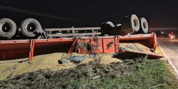 Isla Verde: vuelco de acoplado con cereal