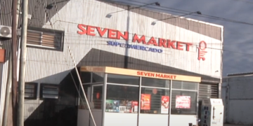 Sustrajo bebidas de un supermercado y agredió ensañadamente a la cajera