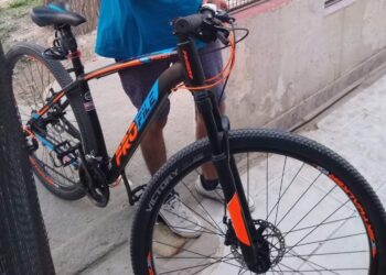 Robo de bicicleta Pro File, negra con detalles celeste y naranja