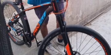 Robo de bicicleta Pro File, negra con detalles celeste y naranja