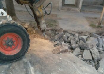 Hoy comenzaron a reparar un bache en calle Brasil entre Pellegrini y Juan B. Justo