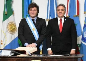 Llaryora firmó los 10 puntos del “Pacto de Mayo”