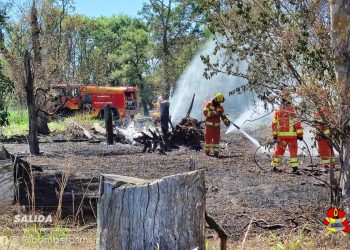 Bomberos combatieron un incendio rural