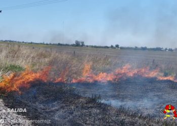 Sofocaron un incendio de pastizales cerca de las vías férreas