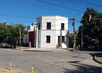 Instalaron un nuevo semáforo que marca el giro a los vehículos