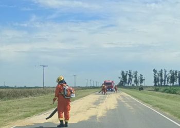 Bomberos acudieron a un derrame de cereales en Ruta 12