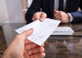 Insólito: un comerciante de Santa Fe fue estafado con cheques emitidos en Leones