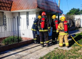 Bomberos combatieron un incendio en una vivienda