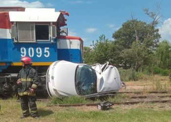 Un tren arrolló un automóvil que cruzaba el paso nivel