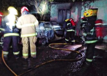 Bomberos combatieron un incendio vehicular