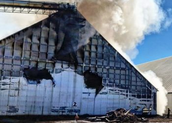 Bomberos de Marcos Juárez ayudaron a combatir un incendio en una celda de maní en Pasco