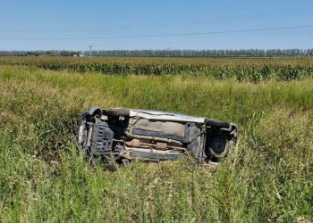 Accidente en Autopista: una Kangoo volcó con 8 ocupantes