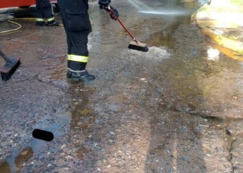 Salida de bomberos por limpieza de calzada