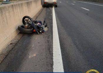 Accidente en Autopista: un herido tras chocar una motocicleta, un camión y un automóvil