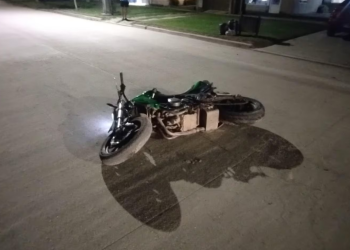 Robaron una motocicleta y chocaron contra una camioneta: un fallecido