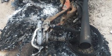 Malhechores prendieron fuego una motocicleta en una vivienda