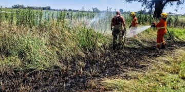 Bomberos combatieron un incendio de pastizales en Ruta 9