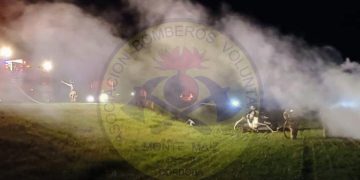 Accidente en Ruta 11: un auto despistó, chocó con una alcantarilla y se prendió fuego