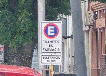 Nueva cartelería en los accesos de farmacias