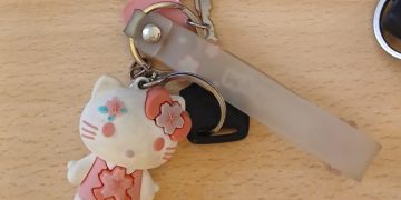 Objetos: llaves con llavero de Hello Kitty