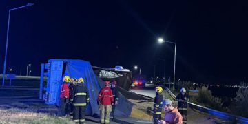 Un camión volcó en el acceso a Autopista