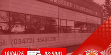 Un automóvil chocó con cartelería en Autopista