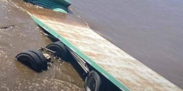 Un camión despistó y cayó sobre el arroyo de las Tortugas