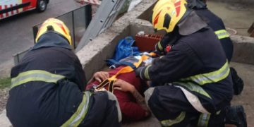 Bomberos socorrieron a un hombre que cayó de un techo