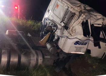 Un camión sufrió un vuelco en solitario en Autopista