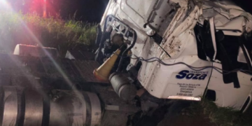 Un camión sufrió un vuelco en solitario en Autopista