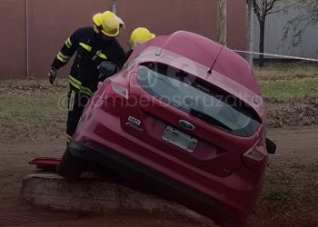 Cruz Alta: un automóvil despistó y quedó dentro de una alcantarilla