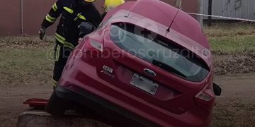 Cruz Alta: un automóvil despistó y quedó dentro de una alcantarilla