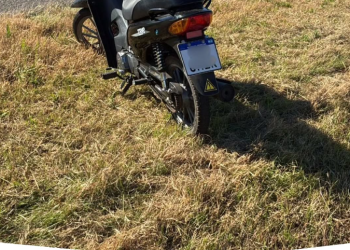 Dos heridos tras un vuelco en solitario en motocicleta