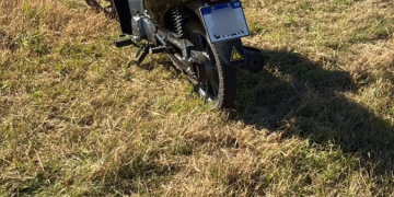 Dos heridos tras un vuelco en solitario en motocicleta