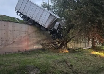 Accidente en Autopista: dos camiones chocaron en el cruce con Ruta 13