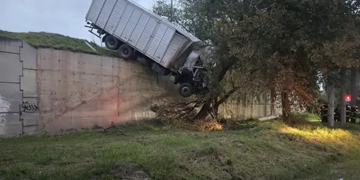 Accidente en Autopista: dos camiones chocaron en el cruce con Ruta 13