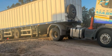 Leones: un camión quedó varado sobre las vías férreas
