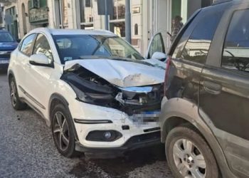 Bell Ville: una jubilada perdió el control de su auto y chocó con tres vehículos estacionados