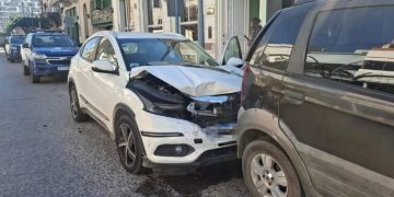 Bell Ville: una jubilada perdió el control de su auto y chocó con tres vehículos estacionados