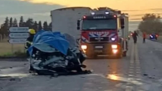 Un camión chocó con un automóvil: 3 fallecidos