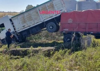 Monte Buey: un camión despistó y terminó encima de su acoplado