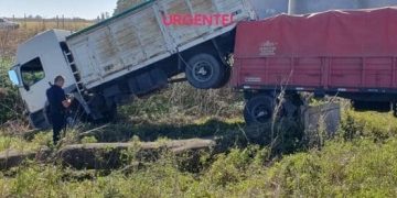 Monte Buey: un camión despistó y terminó encima de su acoplado