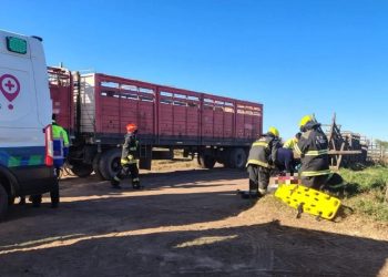Justiniano Posse: un hombre quedó atrapado entre un camión y un acoplado