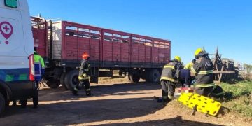 Justiniano Posse: un hombre quedó atrapado entre un camión y un acoplado