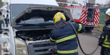 Leones: bomberos combatieron un principio de incendio en un vehículo