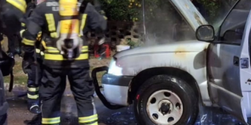 Leones: bomberos combatieron el incendio de una camioneta