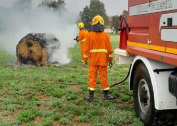 Bomberos combatieron un incendio de un rollo en el INTA